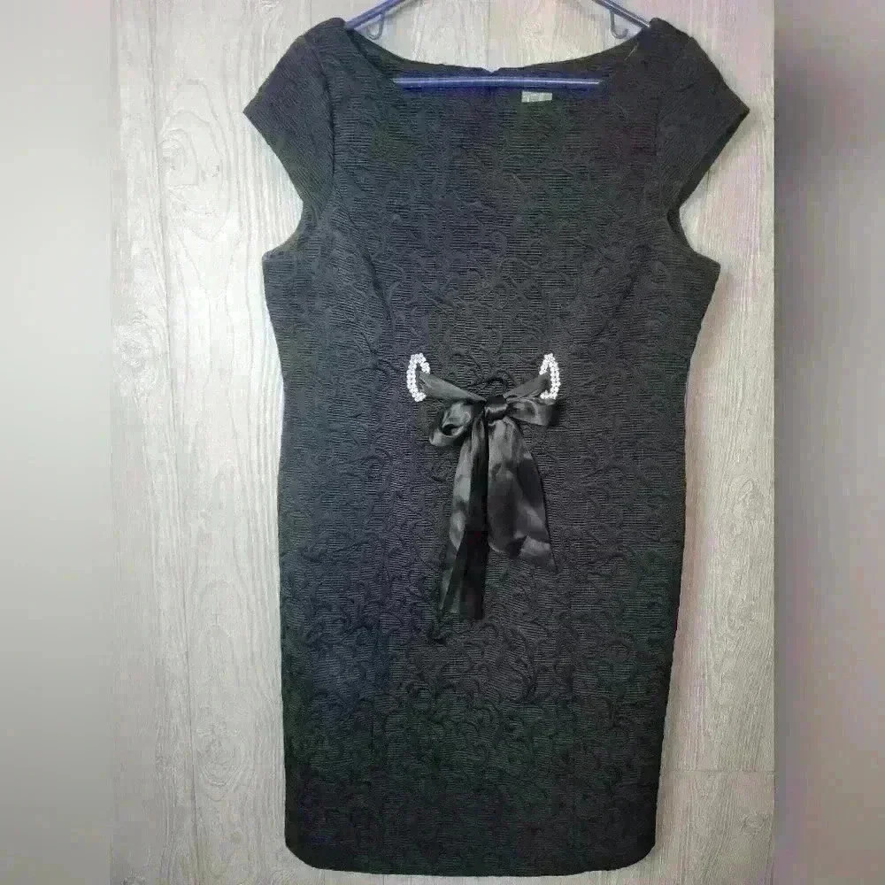 Taylor Dress black with rhinestone bling belt. Size 12.